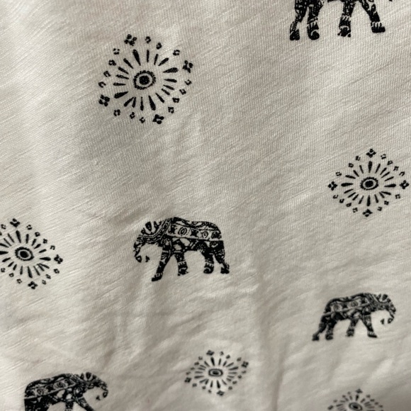 Sonoma women’s the everyday tee, size XL, with elephants
Print, good condition. - Picture 6 of 6